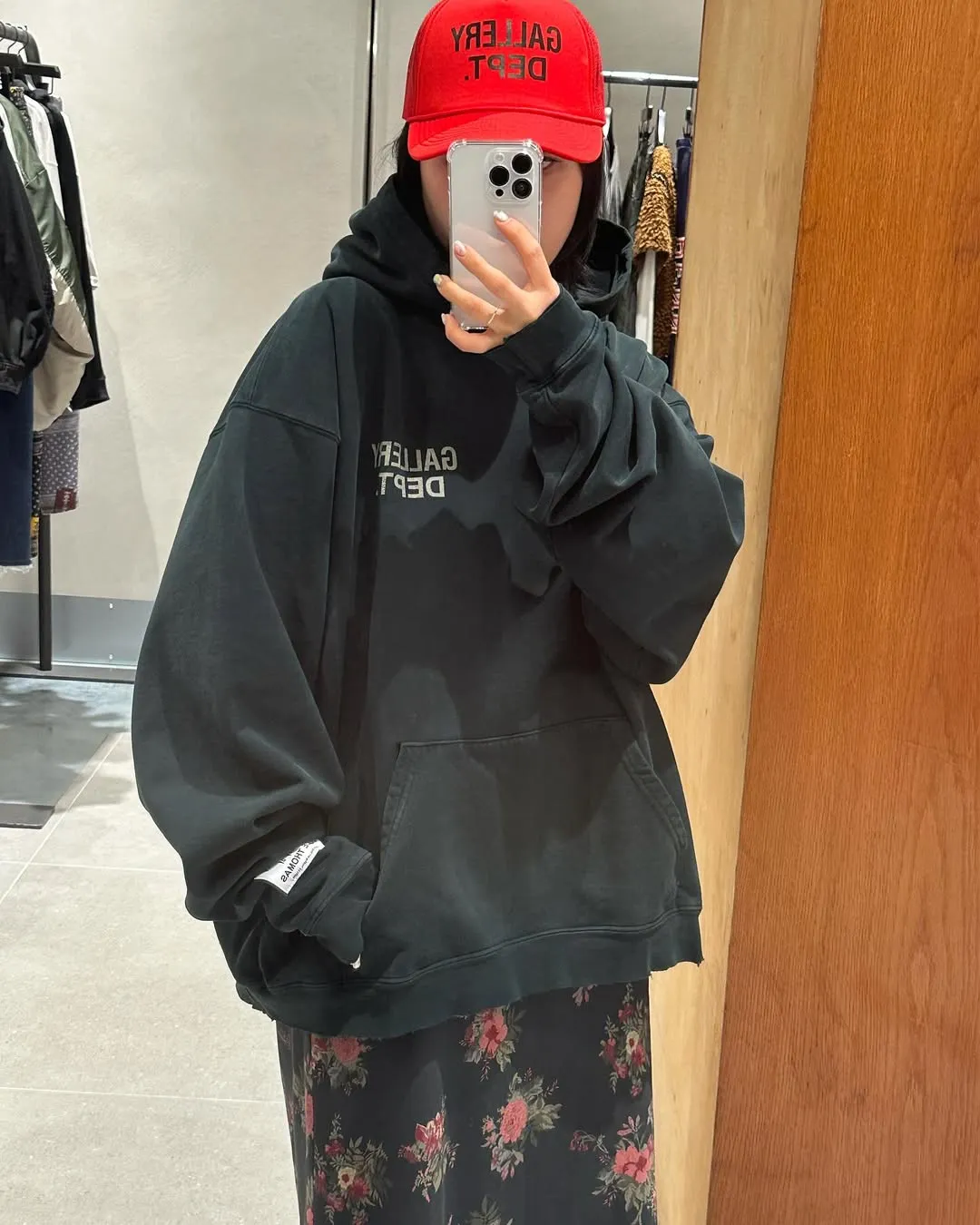 GALLERY DEPT. 90'S GD LOGO HOODIE 90's retro destruction English hoodie blue and black S-XL ⚠️Note: The color of this style should be green and black, not black! Requires custom weaving and dyeing. 500g high weight sweatshirt fabric. Fleece treatment on the inside. Overall wide and comfortable. Loose fit. Trendy and fashionable. Consistent with the original. Discharge printing process. Consistent with the original hang tag. Hanging grain with G LOGO.